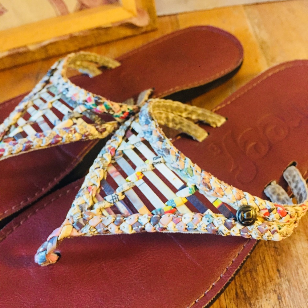 Unique Reef Upcycled Magazine Sandals, Like New, 6